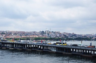 Golden Horn üzerindeki köprünün panoramik manzarası. Köprünün karşısında hareket var. 09 Temmuz 2021, İstanbul, Türkiye