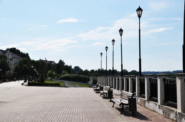 Seddin panoramik manzarası. Dinyeper seti, dinlenmek için güzel fenerler ve banklar..