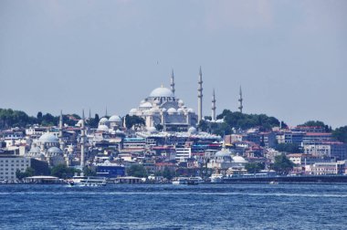 İstanbul 'daki Süleyman Camii' nin panoramik manzarası. Golden Horn Körfezi 'nden görüntü.