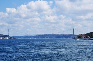 Boğaz 'ın Panoraması. Boğaz üzerindeki büyük köprünün görüntüsü. Yağmurdan önce gökyüzünde bulutlar. 09 Temmuz 2021, İstanbul, Türkiye.