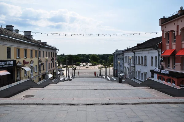 Bryansk 'a giden büyük taş bir merdivenden panorama. 30 Temmuz 2021, Bryansk, Rusya.