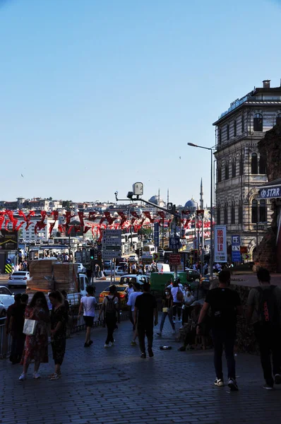 Güneşli bir yaz gününde kalabalık bir caddenin manzarası. 09 Temmuz 2021, İstanbul, Türkiye.