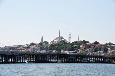 İstanbul Panoraması. Deniz boğazı ve Süleyman Camii manzarası. Şehirde yaz günü.