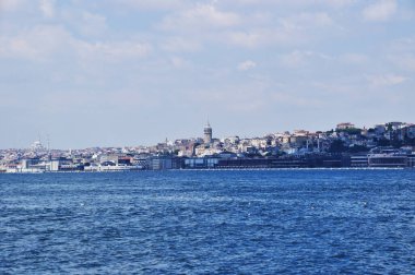 Boğaz 'ın Panoraması. Kıyı şeridi ve Galata kulesinin manzarası. Yaz, sabah.