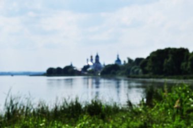 Bulanık göl manzarası. Gölün ve kiliselerin odak noktası dışında. Bokeh., Arkaplan.