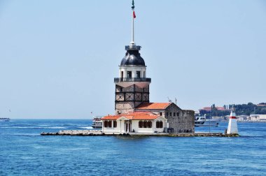 Boğazdaki Maiden Adası. Güneşli bir yaz gününde yaz panoraması, boğaz ve ada. - Evet. 09 Temmuz 2021, İstanbul, Türkiye.