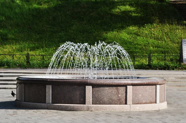 Fountain City Square View Fountain Background Green Grass — Stock Photo, Image