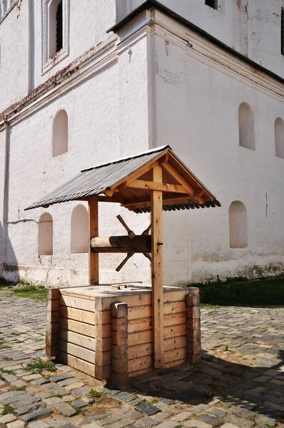 木制的好 在修道院的院子里 一个用酒吧做成的井屋 修道院墙后面的井 — 图库照片
