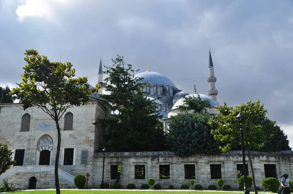 İstanbul 'daki Süleyman Camii manzarası. Yağmur yağmadan önce şehirde yaz günü.