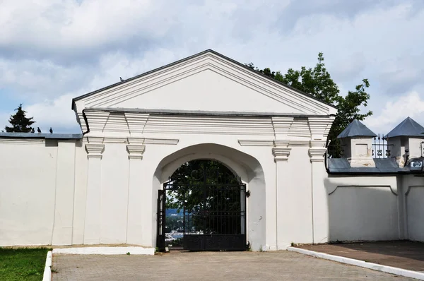 Büyük Eski Beyaz Bir Kapı Manastır Bölgesine Giriş Metal Kapı — Stok fotoğraf