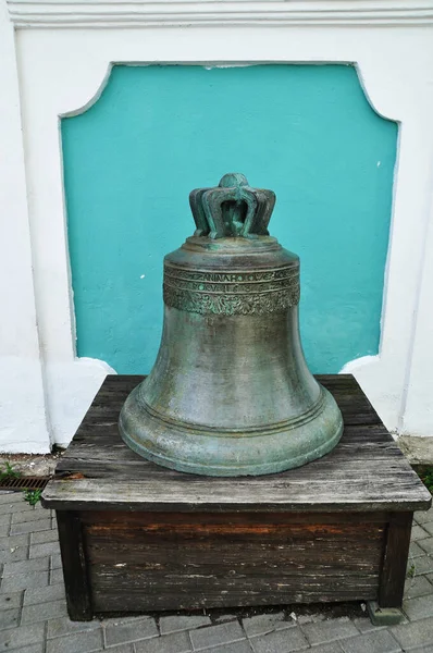 Stor Gammal Klocka Bell Ett Trästånd Marken Bakgrund — Stockfoto