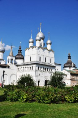 İsa 'nın Dirilişi Kilisesi Rostov Kremlin topraklarında. Kremlin kiliselerinin manzarası.