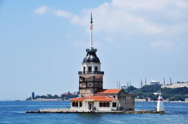 İstanbul 'daki Maiden Adası Panoraması. Adanın manzarası, deniz boğazı ve kıyı şeridi.