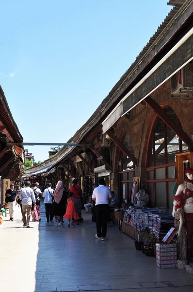 İstanbul 'daki Arasta Çarşısı. Pazardaki ticaret köşkündeki insanlar. Çadırda mal satmak. 08 Temmuz 2021, İstanbul, Türkiye.