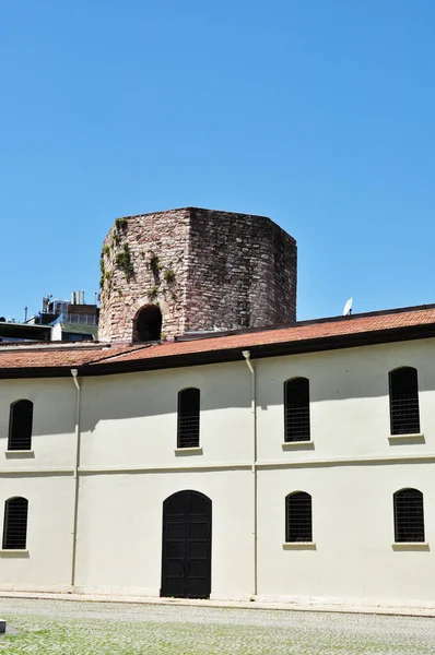 Edifício Branco Dois Andares Com Barras Nas Janelas Vista Casa — Fotografia de Stock