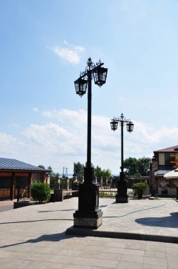 Lamba direkleri. Şekil gölgeli aydınlatma kolonları. Meydanda ışıklandırma direkleri.