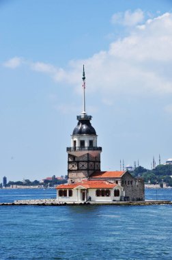 Boğaz 'daki Maiden Adası. Adanın ve boğazın manzarası. 11 Temmuz 2021, İstanbul, Türkiye.