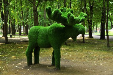 Testis taşı. Şehir heykeli. Büyük boynuzlu geyik. Şehir Parkı. 02 Ağustos 2021, Smolensk, Rusya.