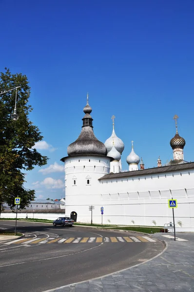 用塔楼俯瞰修道院的城墙 罗斯托夫克里姆林宫罗斯托夫大帝阳光灿烂的夏日 — 图库照片