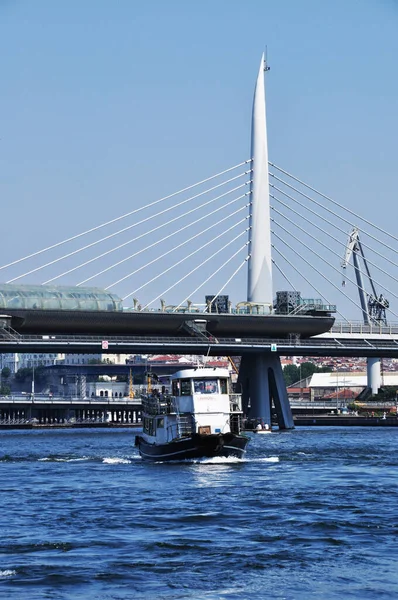 Boğaz manzaralı. Eğlence gemisi ve metro köprüsü. 09 Temmuz 2021, İstanbul, Türkiye.
