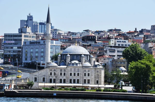 İstanbul Panoraması. Şehrin güzel camii ve konut binalarının manzarası. 08 Temmuz 2021, İstanbul, Türkiye.