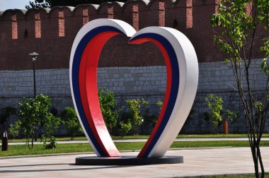 Sevgililer Günü. Farklı renklerde eğri çizgilerden yapılmış bir kalbin görüntüsü. 16 Ağustos 2021, Tula, Rusya.