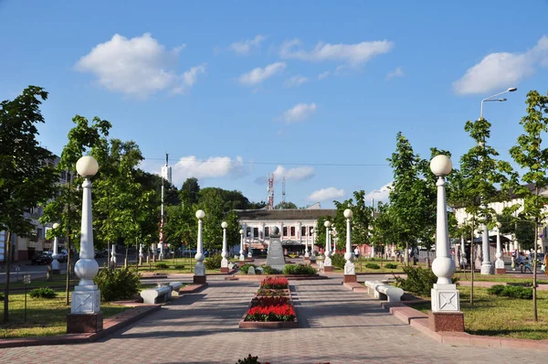 Панорама Городской Площади Брянске Парк Аллея Красивыми Осветительными Столбами Скамейками — стоковое фото