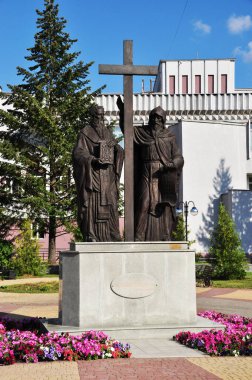 Şehir heykeli. Azizler Anıtı Cyril ve Methodius. 30 Temmuz 2021, Bryansk, Rusya.