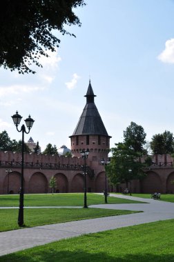 Tula Kremlin 'in panoraması. Eski kale duvarlarının manzarası, köşe kulesi. Kremlin topraklarında güzel fenerler.