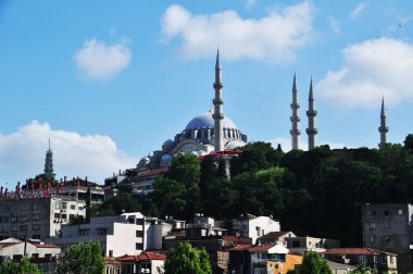 İstanbul Panoraması. İstanbul 'daki Süleyman Camii manzarası. Bulutlu gökyüzünün arka planında cami ve minareler.