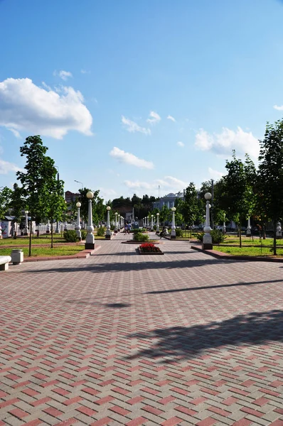 Şehir Meydanının Panoraması Çok Renkli Fayanslarla Kaplı Park Alanının Manzarası — Stok fotoğraf