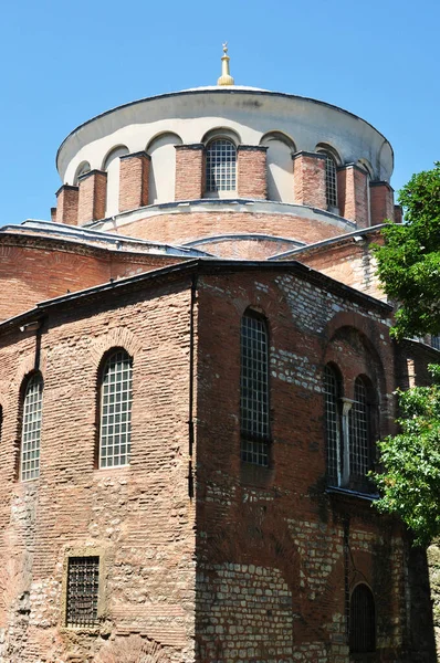 教堂建筑的视图 古老的红砖建筑旧教堂圆顶 — 图库照片