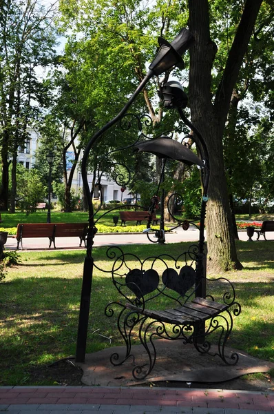 花园的长椅有心脏的长椅 背面是金属做的 灯也很漂亮 2021年8月3日 俄罗斯斯摩棱斯克 — 图库照片