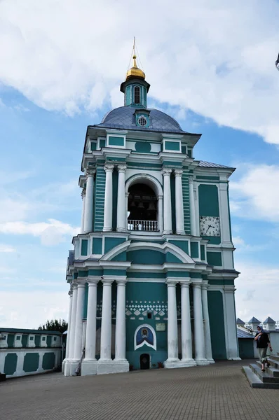 Een Grote Klokkentoren Met Een Klokkentoren Een Klok Vrouw Draagt — Stockfoto