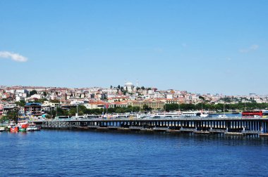 Altın Boynuz 'un üzerinde büyük bir köprü. İstanbul Panoraması. 10 Temmuz 2021, İstanbul, Türkiye.