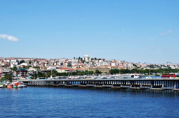 Altın Boynuz 'un üzerinde büyük bir köprü. İstanbul Panoraması. 10 Temmuz 2021, İstanbul, Türkiye.