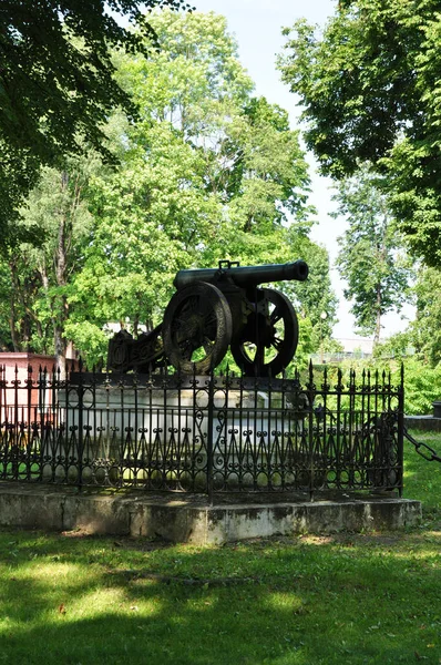 Vecchio Cannone Ghisa Cannone Con Grandi Ruote Piedistallo Dietro Una — Foto Stock