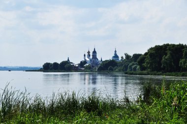 Nero Gölü ve manastırın panoramik manzarası. Rostov harikadır. Göle yağmur yağmadan önce.