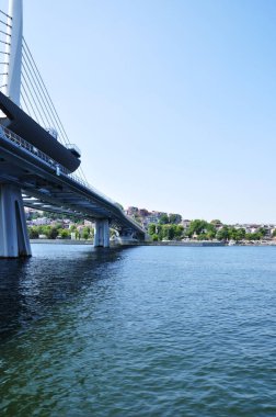 İstanbul 'daki metro köprüsünün manzarası. Köprü ve Altın Boynuz. Şehirde yaz günü.