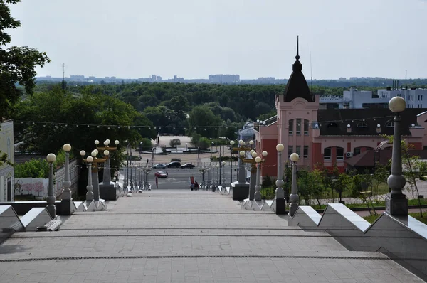 Bryansk 'taki büyük merdivenden şehrin panoramik manzarası. 30 Temmuz 2021, Bryansk, Rusya.