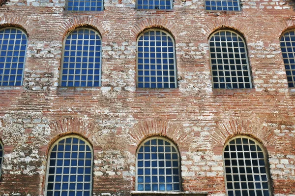 Pencereli Eski Tuğla Bina Gevşek Alçılı Bir Bina Evin Içinde — Stok fotoğraf