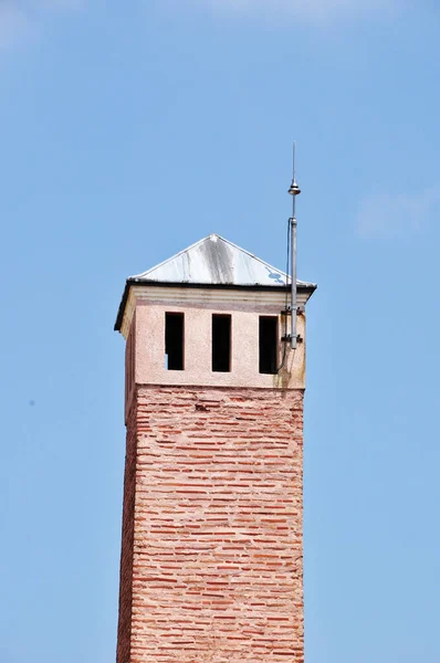Alta Torre Mattoni Con Parafulmine Torre Con Tetto Conico Sullo — Foto Stock