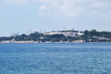 İstanbul 'un Boğaz' dan panoramik manzarası. Sahildeki güzel camilerin manzarası.