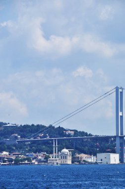 Gemileri ve Golden Horn Körfezi 'nin rıhtımının manzarası. Konut binalarının arka planına karşı Galata Kulesi. 09 Temmuz 2021, İstanbul, Türkiye.