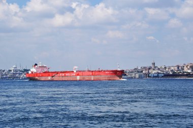 Gemileri ve Golden Horn Körfezi 'nin rıhtımının manzarası. Konut binalarının arka planına karşı Galata Kulesi. 09 Temmuz 2021, İstanbul, Türkiye.