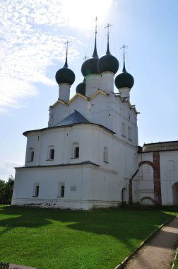 Gemileri ve Golden Horn Körfezi 'nin rıhtımının manzarası. Konut binalarının arka planına karşı Galata Kulesi. 09 Temmuz 2021, İstanbul, Türkiye.