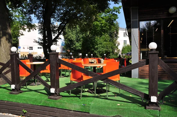 Açık Bir Kafede Turuncu Masalar Sandalyeler Kasaba Meydanındaki Kafe Yaz — Stok fotoğraf