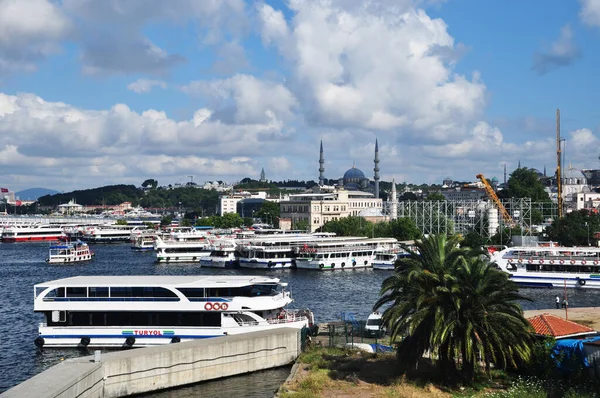 Panoramisch Uitzicht Gouden Hoorn Haven Istanbul Plezierboten Pier Juli 2021 — Stockfoto