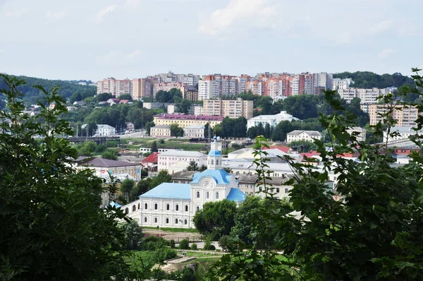 Panorama Cidade Cima Vista Uma Bela Igreja Com Telhado Azul — Fotografia de Stock