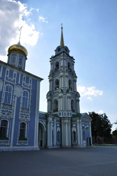 Kyrkobyggnad Och Högt Klocktorn Blå Byggnader Mot Himlen Stadslandskap — Stockfoto